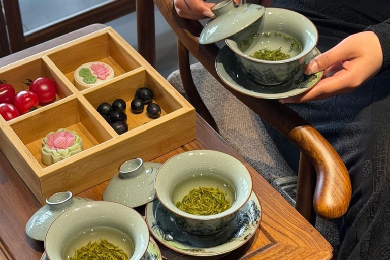 Shanghai: Zhouzhuang Water Town Day Tour with Tea & Pingtan Ancient Town + Boat Tour