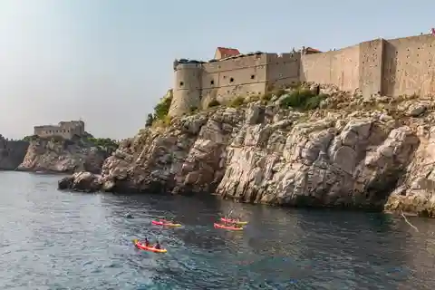 Dubrovnik: Tour privato di nuoto, snorkeling e grotta in barca con bevande