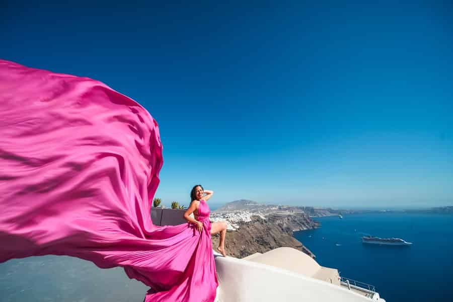 Flying Dress Fotoshooting auf Santorin mit Abholung vom Hotel. Foto: GetYourGuide Flying Dress Fotoshooting auf Santorin mit Abholung vom Hotel. Foto: GetYourGuide