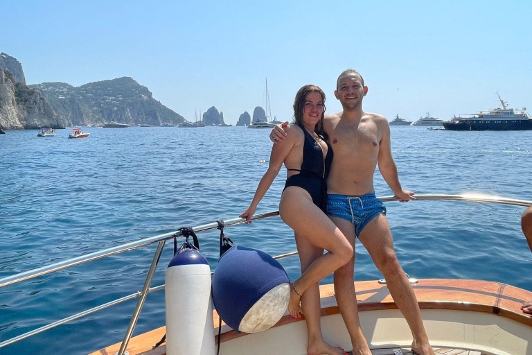 Desde Sorrento: tour en barco semiprivado por Capri y visita a la gruta