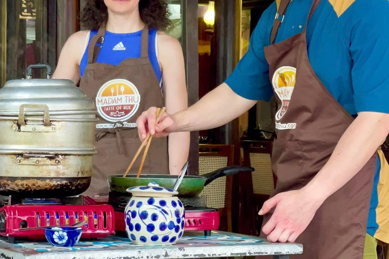 Aula de culinária em Hue: os melhores restaurantes locais com Madame ThuAula de culinária em Hue sem recolha e mercado local