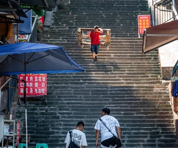 Passeggia tra i vecchi moli e le moderne zone commerciali di Chongqing