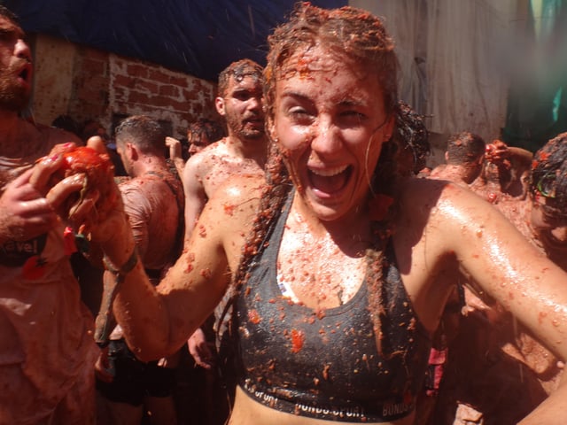 Barcelona: La Tomatina Day Trip to Buñol with Party Access