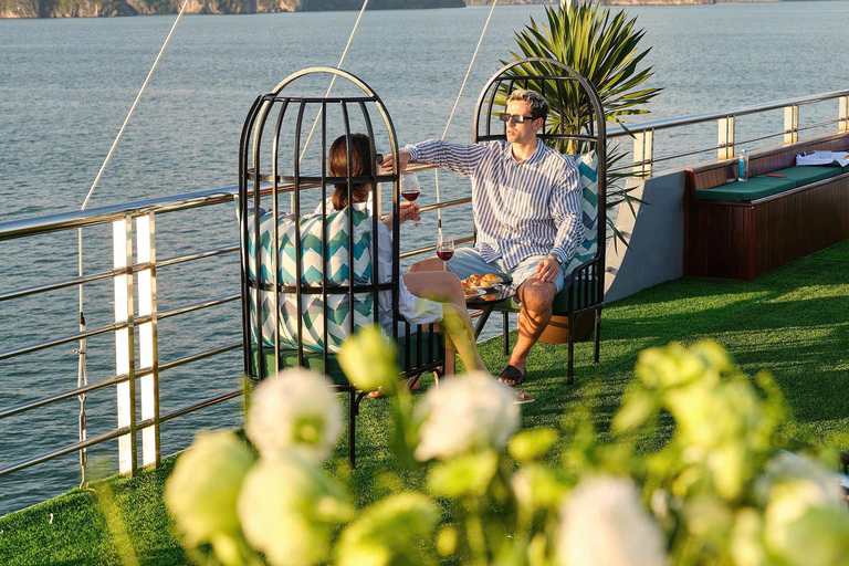 De Hanoi à la baie d&#039;Halong : Nouvelle croisière 5 étoiles avec buffet et jacuzziPrise en charge dans le vieux quartier de HaNoi