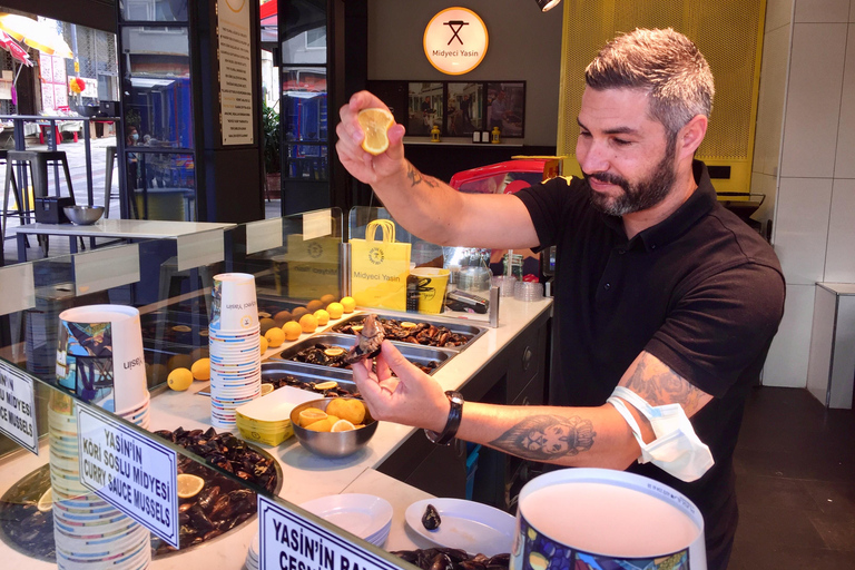 Istanbul: Taste of Turkey with Europe & Asia by Ferry Tour en Español