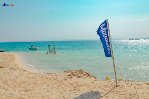 Hurghada: Crociera in motoscafo nella baia di Orange dell&#039;isola di Giftun e pranzoSpeedboat di gruppo a Orange Bay con snorkeling