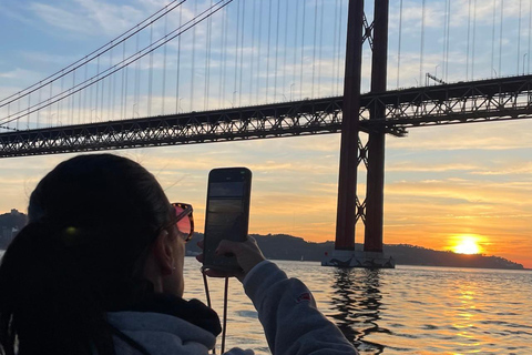 Lisboa:Sunset Sailing Tour at Tagus River with welcome drink