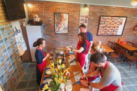 Clase de cocina vietnamita con una familia local en Hue