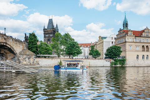 Praga: nadando em uma bicicleta de cerveja em um barco