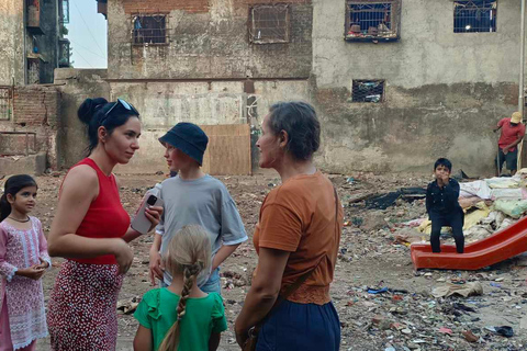 Mumbai: Visita a los barrios bajos de Dharavi Grupo reducido de Local-Support LocalPaseo por la barriada de Dharavi de la mano de un lugareño