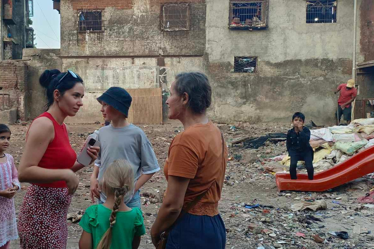 Mumbai: Visita a los barrios bajos de Dharavi Grupo reducido de Local-Support LocalPaseo por la barriada de Dharavi de la mano de un lugareño