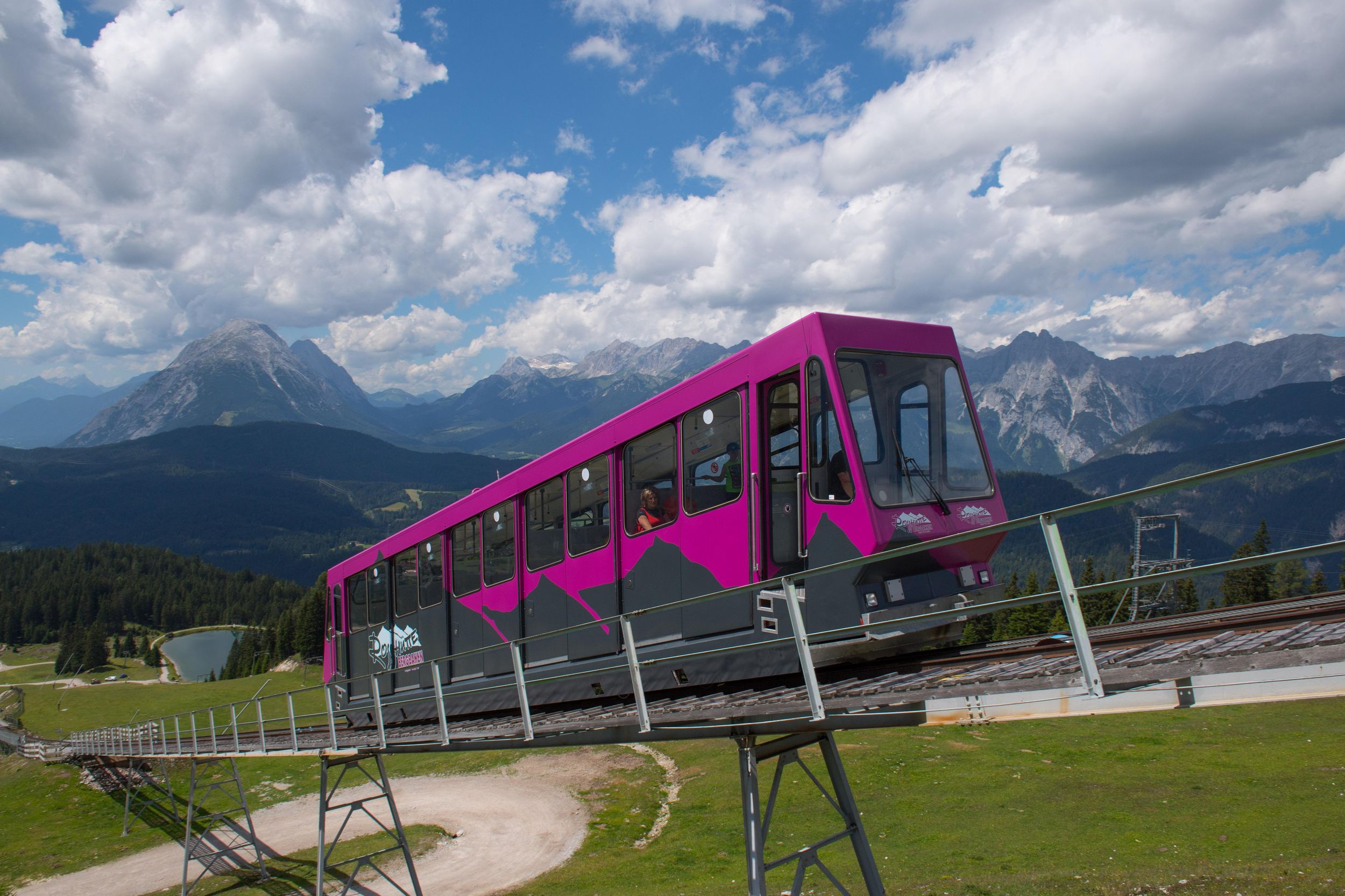 Berg- und Talfahrt mit der Standseilbahn zur Rosshütte Seefeld