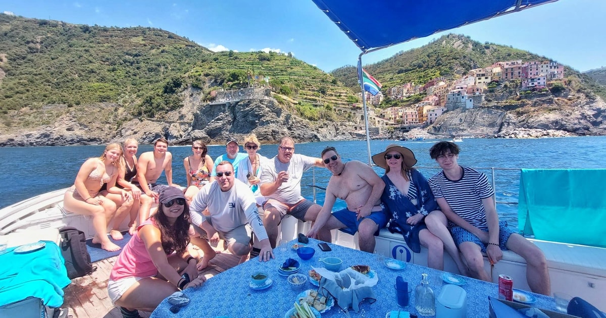 Tour diario en barco por Cinque Terre con el tradicional gozzo ligur ...