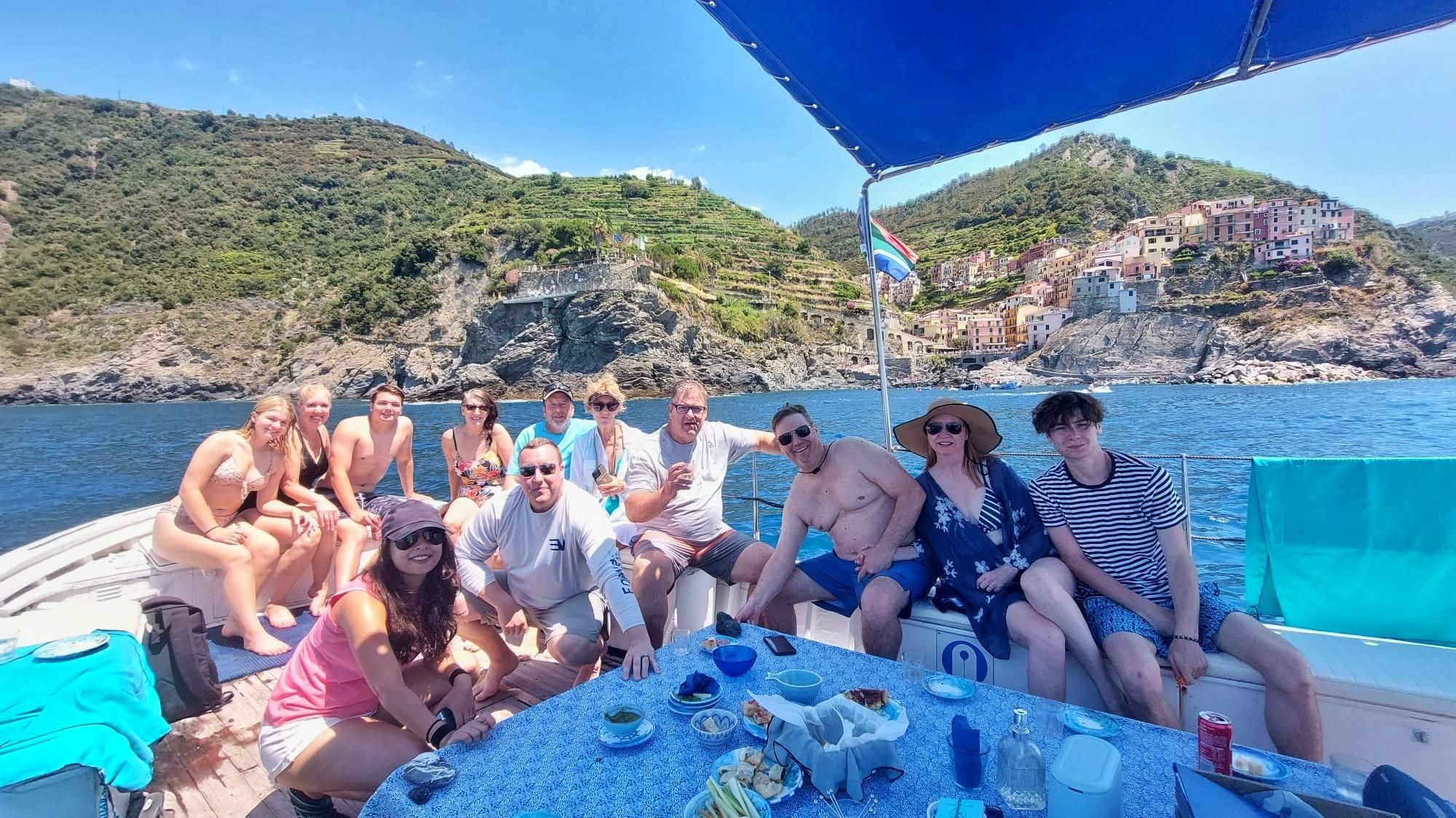 Echte Cinque-Terre-Bootstour mit einem traditionellen Gozzo