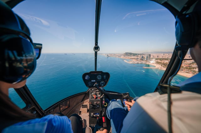 Barcelona: Paseo en barco y vuelo panorámico en helicóptero