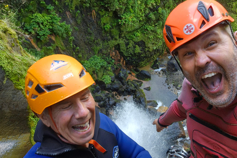 Canyoning en hauteur : circuit de canyoning de niveau moyen à élevéCanyoning de haut niveau : circuit de canyoning de niveau moyen à élevé