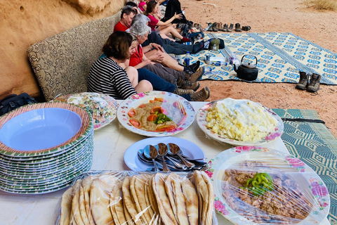 Wadi Rum: pustynna przygoda samochodem terenowym z lunchem i herbatąCałodniowa wycieczka jeepem z obiadem – 9 godzin