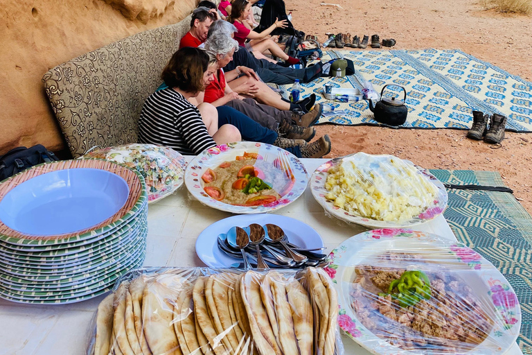 Wadi Rum: pustynna przygoda samochodem terenowym z lunchem i herbatąCałodniowa wycieczka jeepem z obiadem – 9 godzin