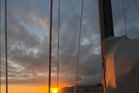 Zonsondergang op een zeilboot