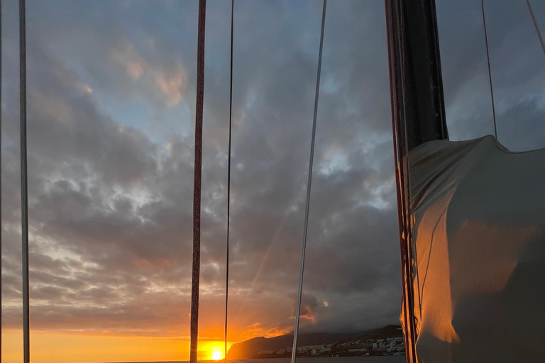 Zonsondergang op een zeilboot