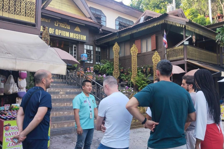 Chiang Rai:Guided Highlights Full-Day Tour-FREE LUNCH BUFFET Experience the Wonders of Chiang Rai with Free Thai Buffet