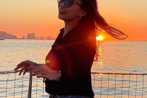 Lisboa:Sunset Sailing Tour at Tagus River with welcome drink