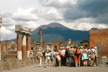 Von Neapel aus: Transfer nach Positano mit geführter Tour durch Pompeji