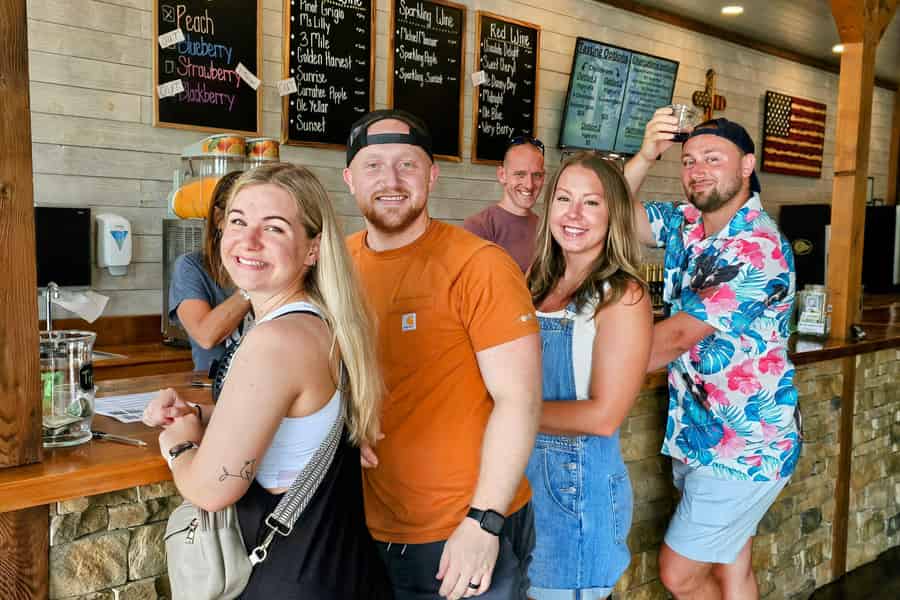 Sevierville: Hillbilly Booze Cruise Verkostungstour. Foto: GetYourGuide Sevierville: Hillbilly Booze Cruise Verkostungstour. Foto: GetYourGuide