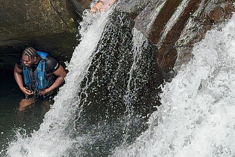 San Juan : Aventure sur le toboggan aquatique d'El Yunque avec transport