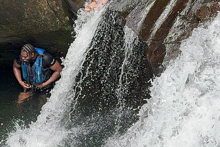 San Juan : Aventure sur le toboggan aquatique d'El Yunque avec transport