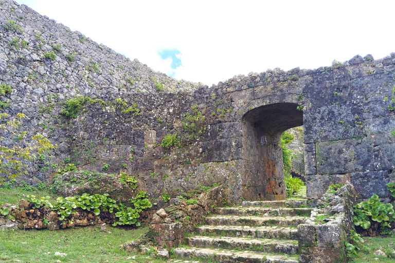 Okinawa: tour del castello di Nakagusuku, panorami e leggende (1,5 ore)Okinawa: tour panoramico e leggende del castello di Nakagusuku (1,5 ore)