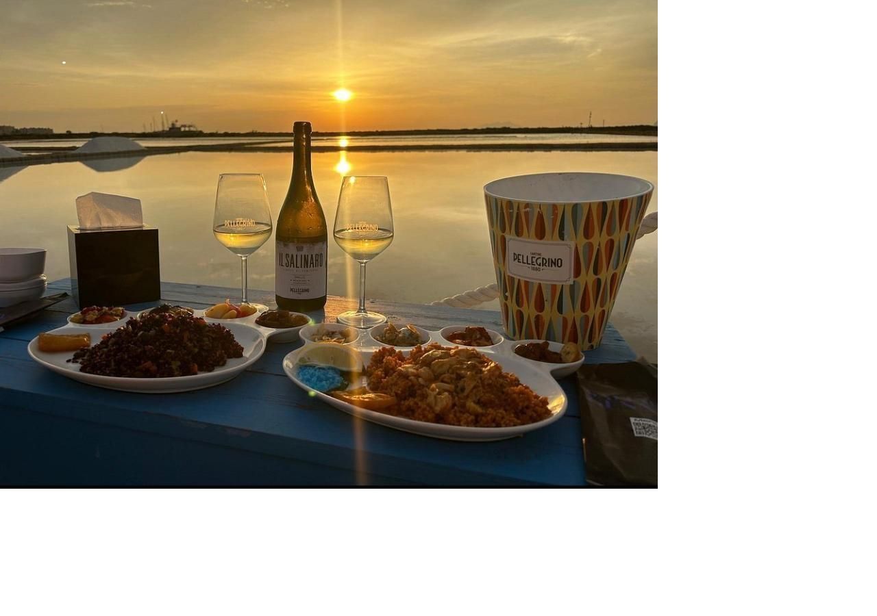 Apericena bei Sonnenuntergang in den Salinen Genna von Marsala
