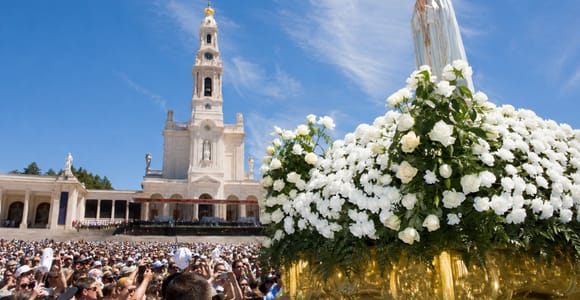 From Lisbon: Fátima, Nazaré, Batalha, and Óbidos Guided Tour