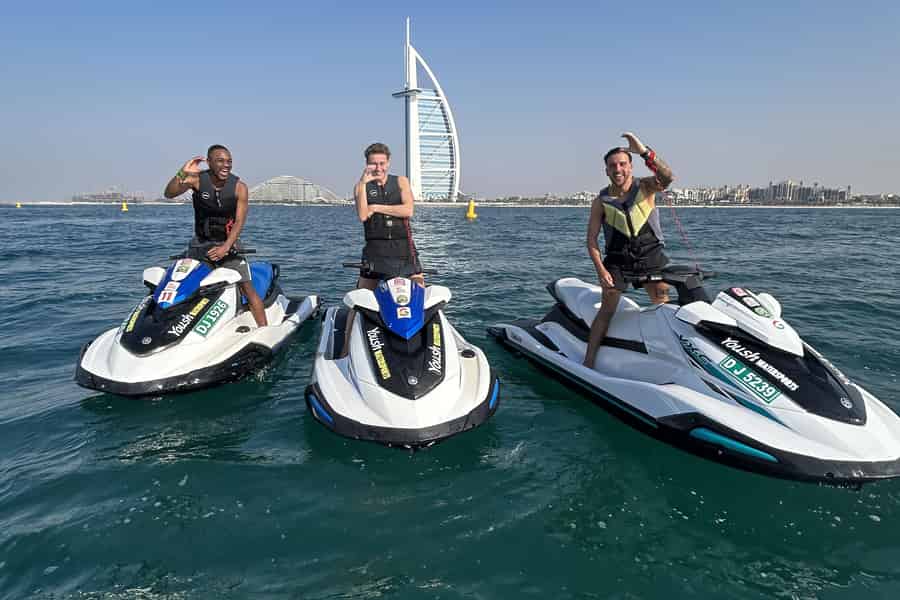 Dubai: Jetski-Tour am Burj Al Arab mit kostenlosen Fotos und Videos. Foto: GetYourGuide Dubai: Jetski-Tour am Burj Al Arab mit kostenlosen Fotos und Videos. Foto: GetYourGuide