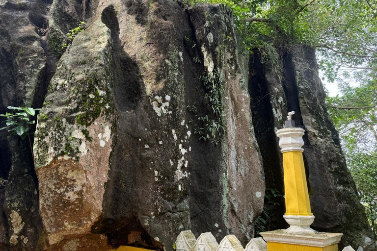 From Colombo: Gampaha District Temples & Jungle Hike Tour