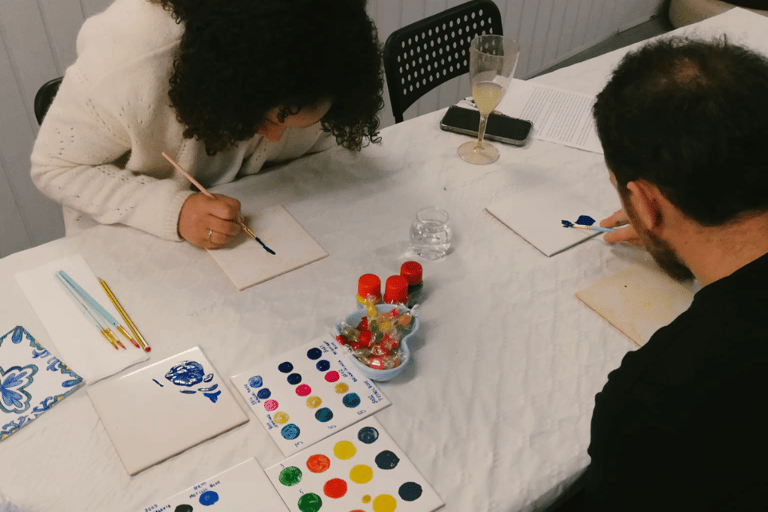 Porto: Workshop de pintura de azulejos com taça de vinho do Porto