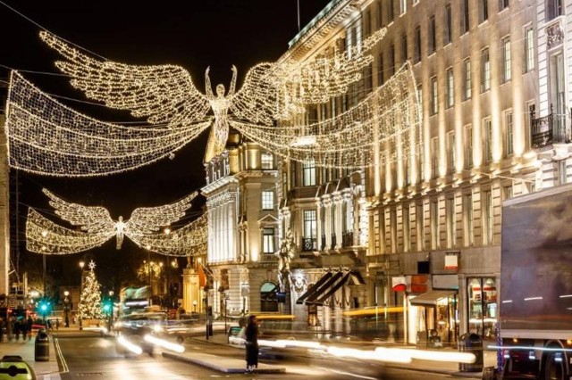 Visit London Christmas Lights Tour, Mince Pies, & Festive Drinks in London