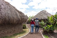 Quito-Mitad der Welt, Denkmal, Museodelol, Pululahua-Krater - Housity