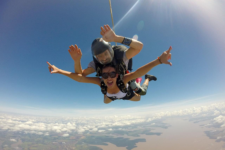 Foz do Iguaçu: Tandem Skydiving Experience with Pickup Foz do Iguaçu: Tandem Skydiving w/ Cameraman