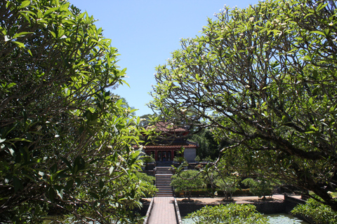 Hue: Cruzeiro no Rio Perfume com o Pagode e Túmulos de Thien Mu