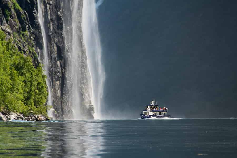 Ålesund – Geirangerfjord: Hin- und Rückfahrt mit einem Hybrid-Elektroboot. Foto: GetYourGuide