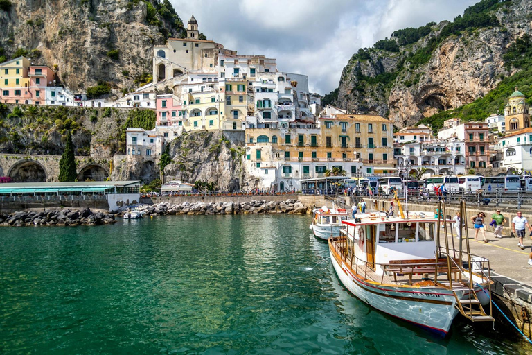 Depuis Sorrente : Visite guidée en bus de la côte amalfitaine et trajet en ferry