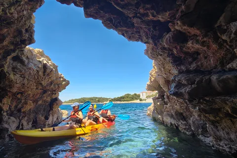 Pola: Tour delle grotte in kayak, snorkeling e salto dalle isole