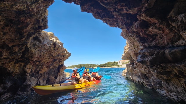 Pula: Grot Kajak Tour, Snorkelen en Eiland Springen