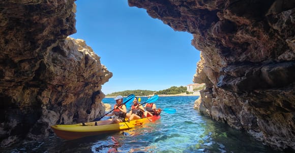 Pula: Höhlen-Kajak Tour, Schnorcheln und Insel-Springen Pula: Höhlen-Kajak Tour, Schnorcheln und Insel-Springen