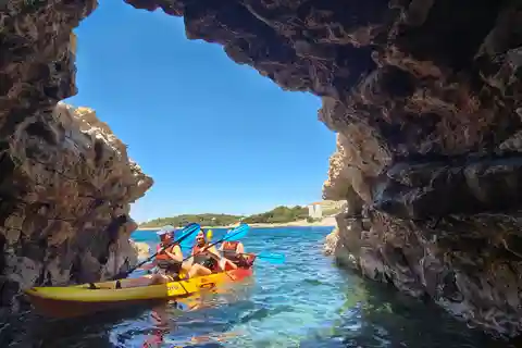 Pula : Excursion en kayak dans les grottes, plongée en apnée et saut d'île