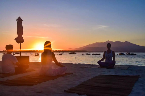 جيلي تراوانجان: يوغا على الشاطئ عند شروق الشمس وغروبها في جزيرة جيلييوغا على الشاطئ عند شروق الشمس 