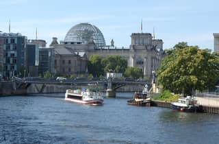 Berlin: Bootstour - Sightseeing Brückenfahrt auf der Spree