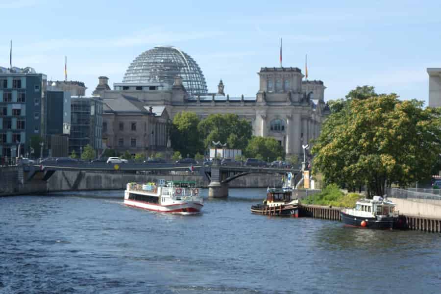 Berlin: Bootstour - Sightseeing Brückenfahrt auf der Spree. Foto: GetYourGuide