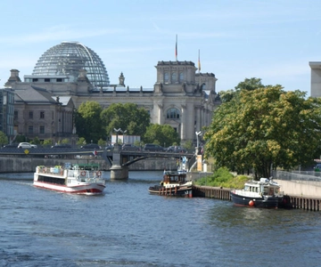 Berlin: Bootstour - Sightseeing Brückenfahrt auf der Spree